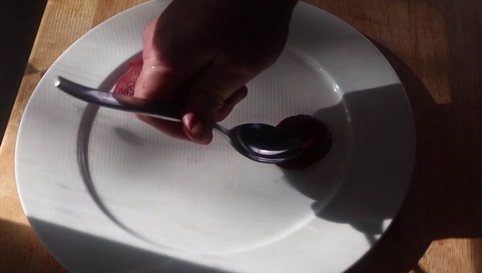 Emplatar: Combinar el pato, el chutney de remolacha, el puré de zanahorias, los nabos y la salsa de frambuesa.