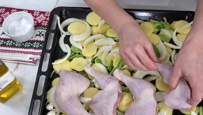Colocar las piezas de pollo encima de las verduras.