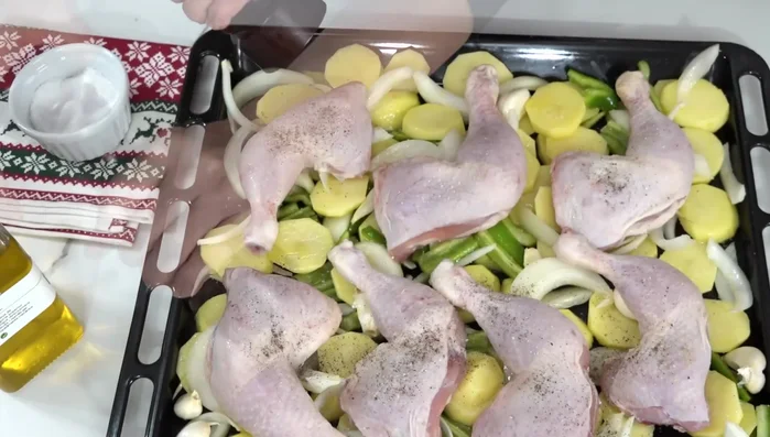 Sazonar el pollo con sal y pimienta por ambos lados. Agregar las hojas de romero.