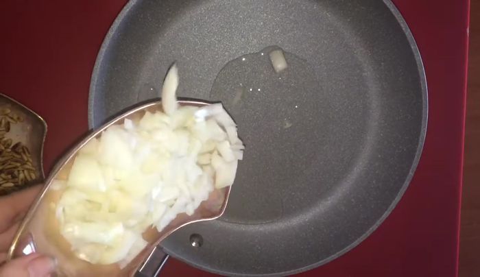 Dorar la cebolla picada con un chorrito de aceite de oliva y sal.