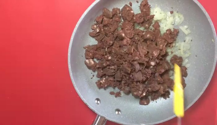 Añadir la morcilla a la cebolla pochada y calentarla.