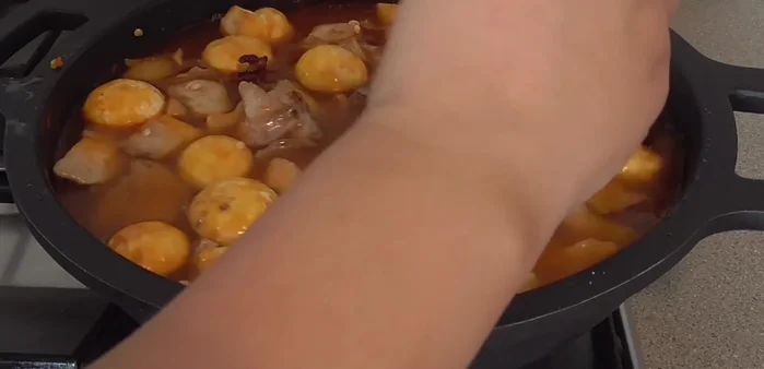 Lleva a ebullición, luego baja el fuego al mínimo y cocina durante 15 minutos.