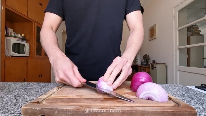 Pelar y cortar las dos cebollas moradas en cubitos. Reservar en un bowl. (8.88)
