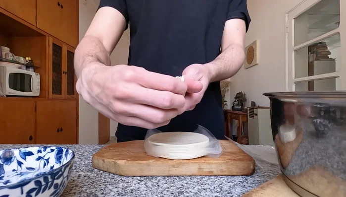 Cerrar la empanada y realizar el repulgue. (139.16)