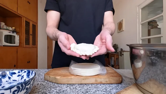 Colocar las empanadas en la bandeja para horno. (164.92)
