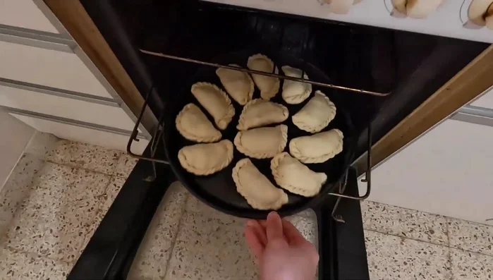 Hornear en horno precalentado hasta que estén doradas y la masa esté bien cocida. (170)