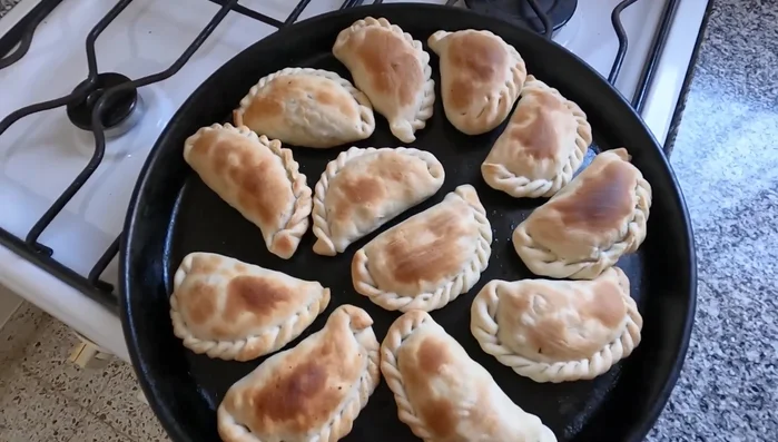 (Opcional) Para un dorado más intenso, pintar las empanadas con huevo batido antes de hornear. (183.92)