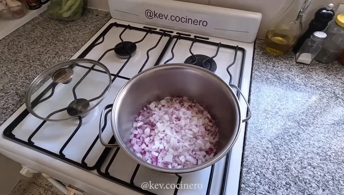 En una olla o cacerola, calentar un poco de aceite de oliva (o aceite común). Agregar las cebollas y cocinar a fuego medio-fuerte hasta que se doren ligeramente (aprox. 5-10 minutos). (23.24)
