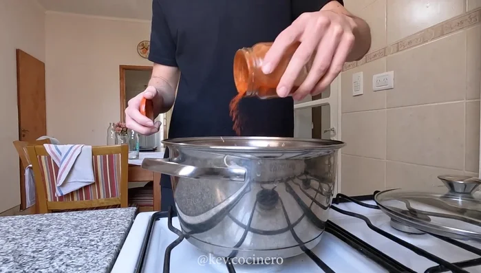 Condimentar la carne con tomillo, pimentón dulce, orégano, sal y pimienta al gusto. Mezclar bien con una cuchara de madera para integrar los condimentos. (50.399)