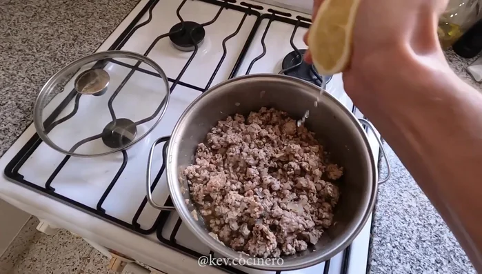 Agregar el jugo de medio limón exprimido a la carne. (70.439)
