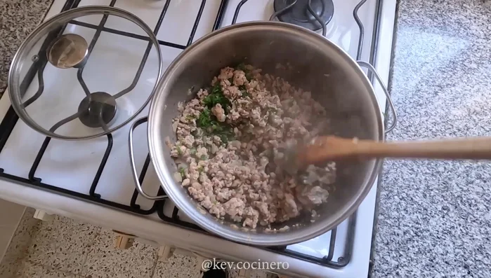 Una vez que la carne esté cocida, apagar el fuego y agregar el perejil picado. Mezclar bien. Dejar reposar. (95.439)