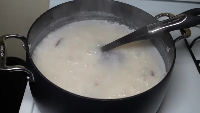 Agregar las tabletas de chocolate al arroz cocido.