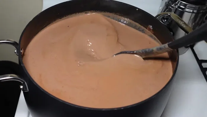 Agregar una pizca de sal y azúcar al gusto. Probar y ajustar la dulzura según se prefiera.