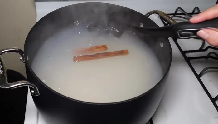 Dejar cocinar el arroz hasta que esté bien cocido y esponjado.
