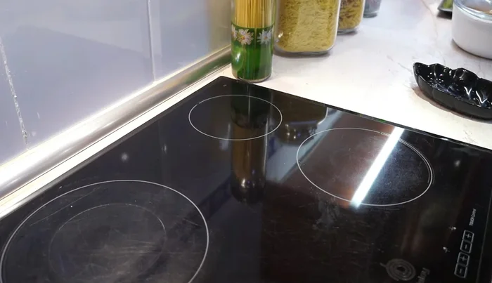Coloca las patatas en una bandeja de horno. Añade el pollo encima de las patatas, con la piel hacia arriba.