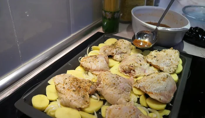 Vierte un poco del majado sobre el pollo y las patatas.