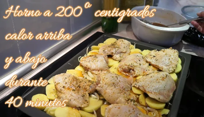 Hornea a 200°C (arriba y abajo) durante 40 minutos, rociando con el majado de vez en cuando para evitar que se reseque. En los últimos 10 minutos, reduce la cantidad de majado para que la piel del pollo se dore.