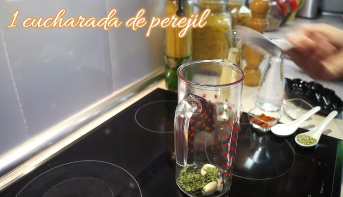 Prepara un majado: En una jarra, añade 3 dientes de ajo, 1 cucharada de perejil (seco o fresco), 1 cucharada de orégano, 1 cucharada de pimentón, 1 cucharadita de sal, 250 ml de agua y 250 ml de vino blanco. Añade 4 cucharadas de vinagre o zumo de limón y pimienta al gusto.