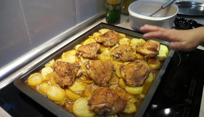 Reserva el pollo y las patatas. En una sartén, calienta la salsa sobrante de la bandeja del horno. Disuelve una cucharada de maicena en un poco de agua fría.