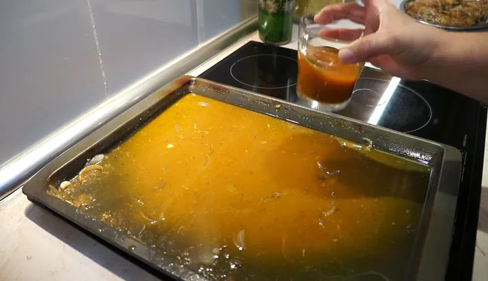 Añade la mezcla de maicena a la salsa y deja hervir hasta que espese. Remueve constantemente para evitar que se pegue.