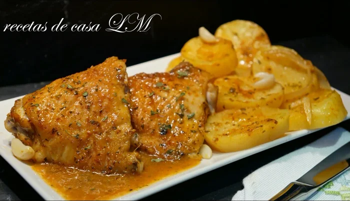 Sirve el pollo al vino blanco con las patatas y la salsa.