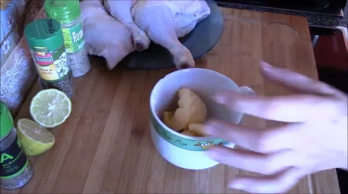 En un bol pequeño, mezclar la mantequilla con romero, tomillo y albahaca.