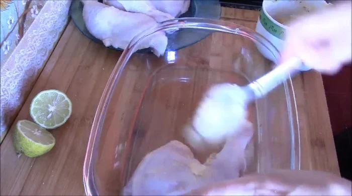 Untar los muslos de pollo con la mezcla de mantequilla y hierbas.