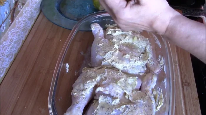 Hornear a 180°C hasta que el pollo esté dorado (aproximadamente 50 minutos).