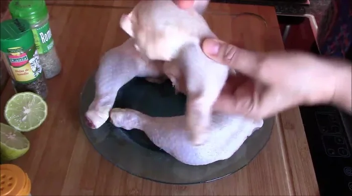 Limpiar bien los muslos de pollo, quitando el exceso de grasa y plumillas. (Quitar el 'bocadito de la reina').