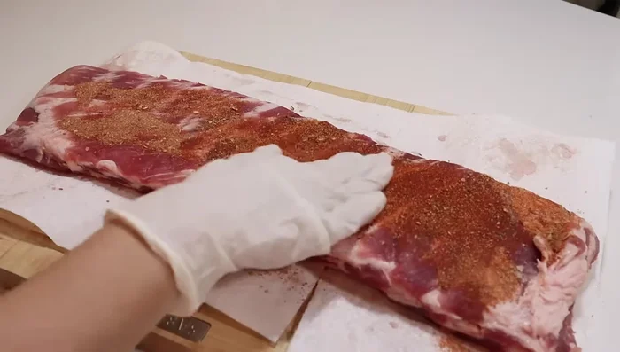 Cubrir la costilla con la mezcla de especias por ambos lados y dejar reposar 10-15 minutos.