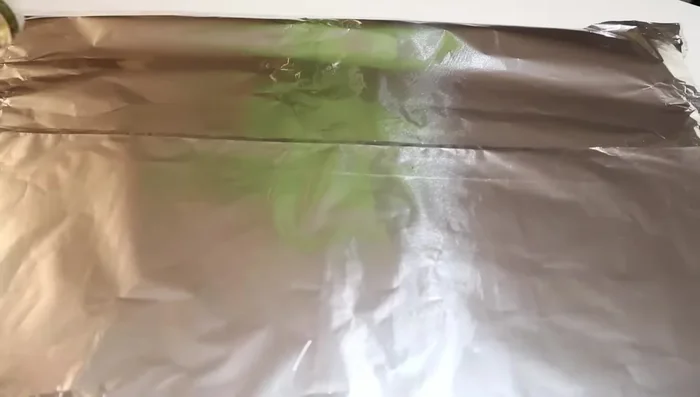 Engrasar un papel aluminio con aceite y colocar la costilla con el hueso hacia abajo. Agregar más aceite y distribuir con una brocheta.
