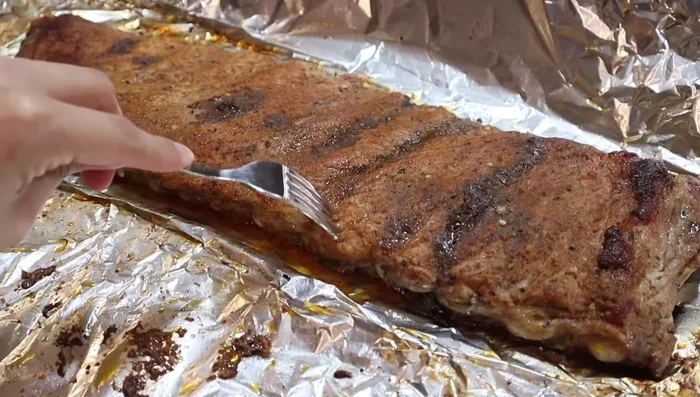 Retirar del horno y verificar si la carne se desprende fácilmente con un tenedor. Si no, regresar al horno.