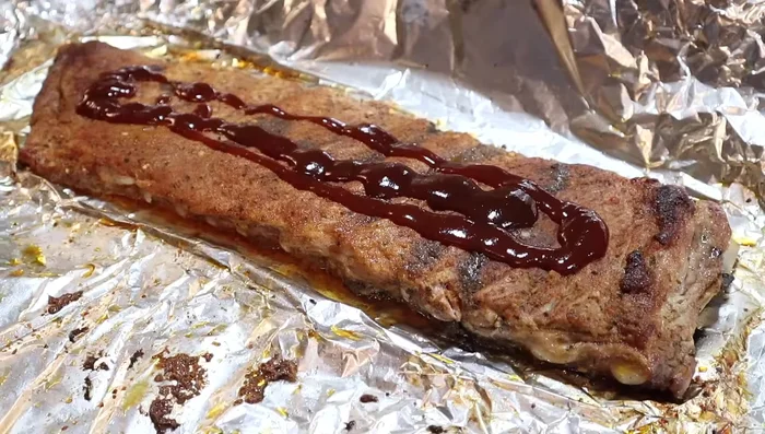 Agregar salsa barbacoa por toda la costilla, voltear y repetir.