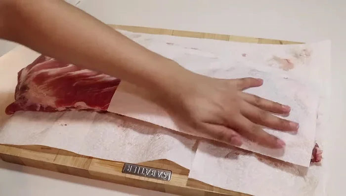 Secar la costilla de cerdo con papel toalla por ambos lados.