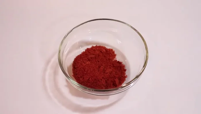 En un recipiente, mezclar el pimentón, especias italianas, ajo en polvo, sal de cebolla, sal y pimienta.