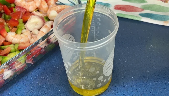 Preparar la vinagreta: mezclar 3 partes de aceite con 1 parte de vinagre y sal en un vaso con tapa. Agitar hasta emulsionar.