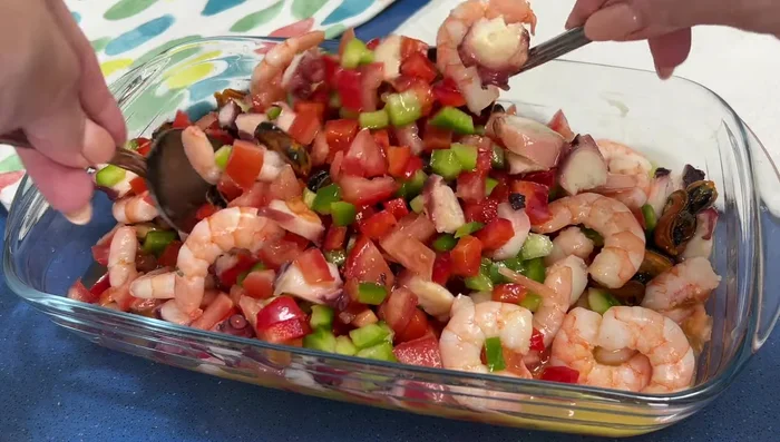 Mezclar bien y refrigerar para que esté bien fresco a la hora de servir.