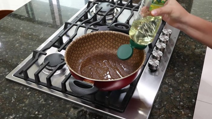 Calentar aceite en una sartén. Agregar ajo y cebolla, sofreír.