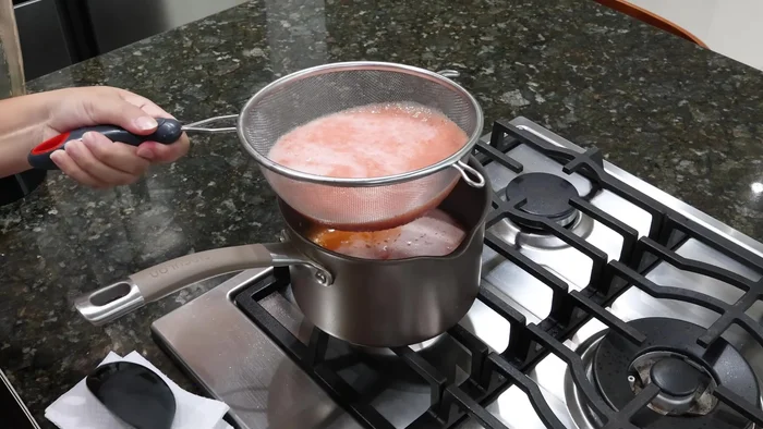 Colar la salsa de tomate y agregarla al arroz. Mezclar, tapar y cocinar unos minutos.
