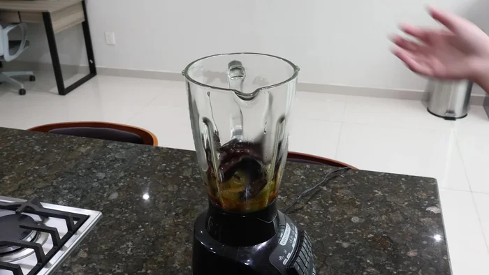 Licuar la mezcla dorada del inicio, añadiendo pimientas chicas y sal.