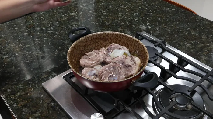 Cuando el agua de la carne se consuma, agregar aceite y ajo en polvo. Dorar la carne por todos lados.