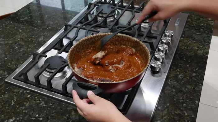 Agregar la salsa licuada a la carne, mezclar bien, tapar y cocinar 20 minutos.