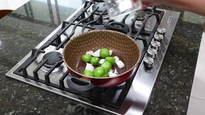 Añadir los tomatillos limpios y mezclar hasta dorar.
