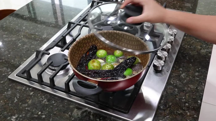 Agregar una taza de agua, tapar y cocinar por 10 minutos.