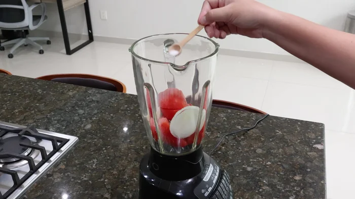 Mientras tanto, licuar tomates, cebolla, ajo, sal, consomé de pollo y dos tazas de agua.