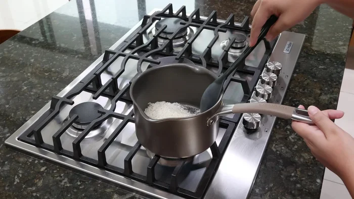 En una olla, dorar el arroz hasta que esté bien dorado.