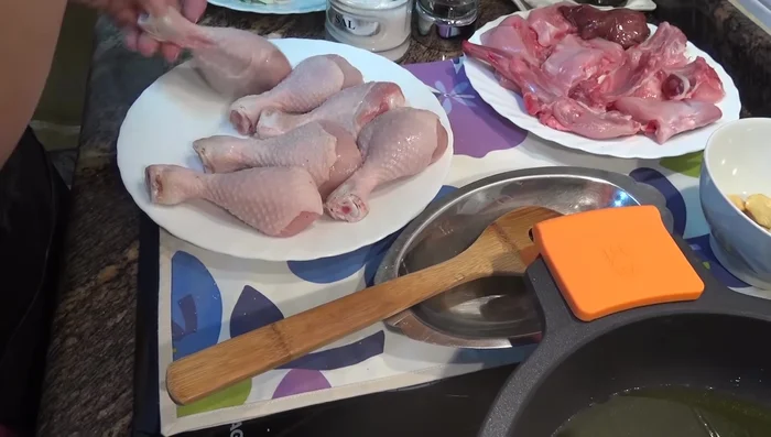 Salpimentar el pollo y el conejo por ambos lados al gusto.