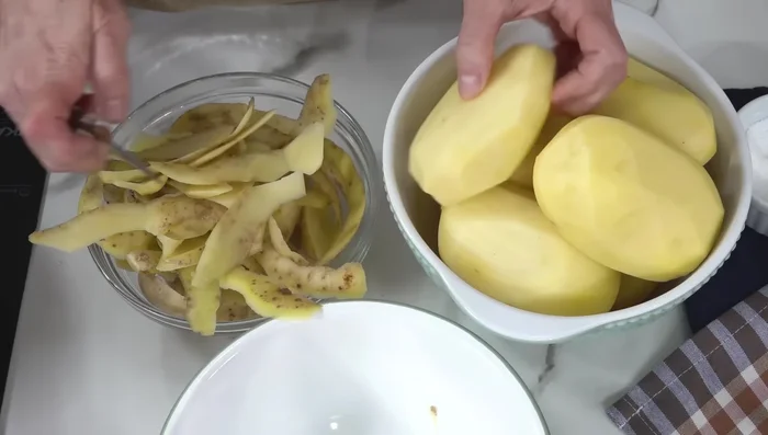 Pelar y lavar las patatas. Chascarlas (clavar el cuchillo y romperlas ligeramente).