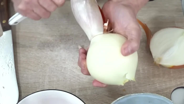 Picar finamente la cebolla y el pimiento verde.
