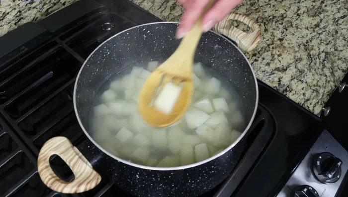 Cocer las patatas durante 15-20 minutos hasta que estén al dente. Escurrirlas y enjuagarlas con agua fría para detener la cocción y enfriarlas.